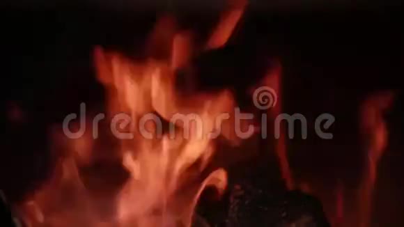 燃烧的火焰特写镜头视频的预览图