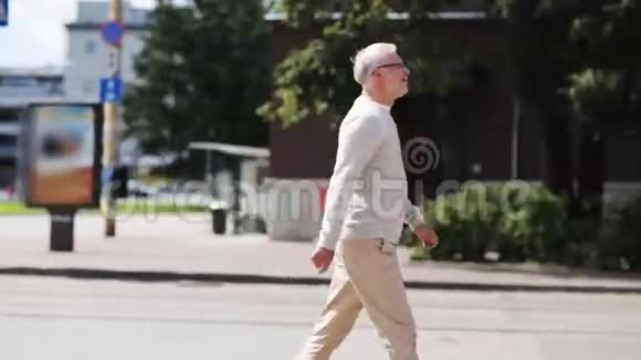 在夏城街散步的老人视频的预览图