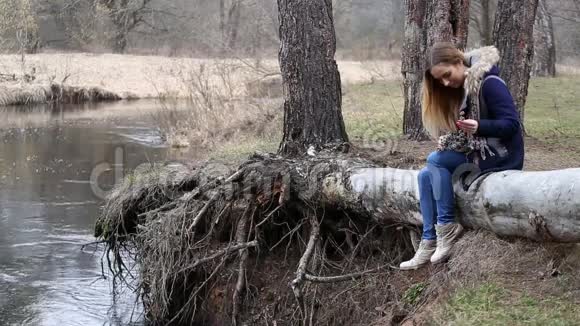 那个长发女孩坐在河岸上的水里视频的预览图