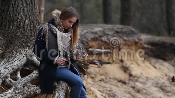 那个长发女孩坐在河岸上的水里视频的预览图