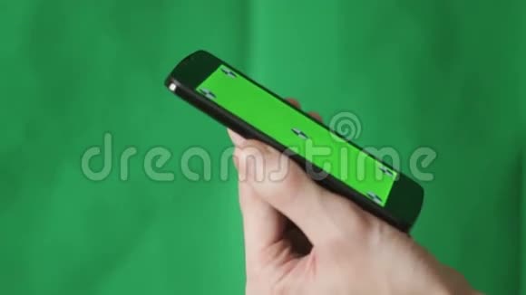 人和绿色屏幕智能手机绿色背景视频的预览图