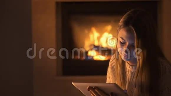 女孩在家休息用平板电脑视频的预览图