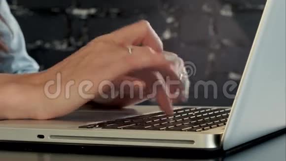 女商人在笔记本电脑上打字视频的预览图