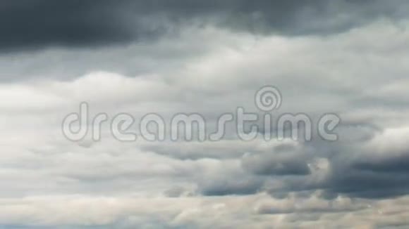 在蓝天上移动的风暴云视频的预览图