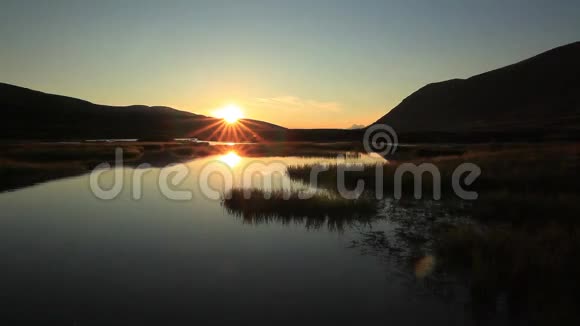 夏天在山湖上日落视频的预览图