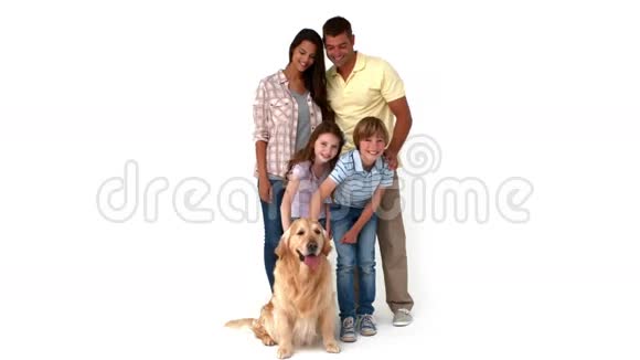 和他们的宠物狗的幸福家庭视频的预览图
