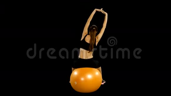 女人用健身球做健身运动视频的预览图