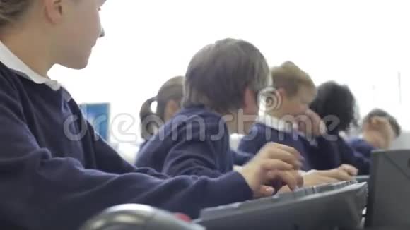 计算机班的儿童组视频的预览图