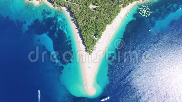 克罗地亚Brac岛沙滩的鸟瞰图视频的预览图