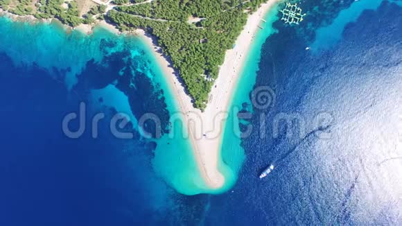 克罗地亚Brac岛沙滩的鸟瞰图视频的预览图