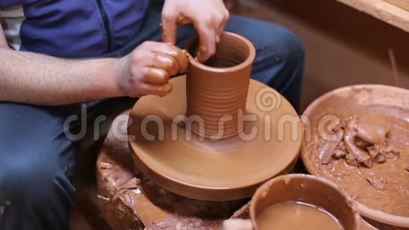 男性陶工用陶轮加工粘土视频的预览图