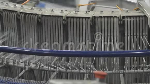 工厂里的纺纱机视频的预览图