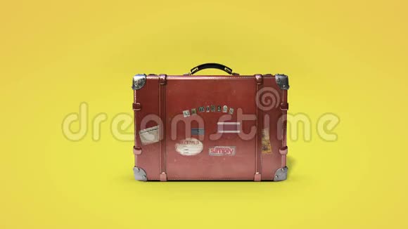 打开一个皮革旅行袋后备箱准备暑假旅行旅游视频的预览图