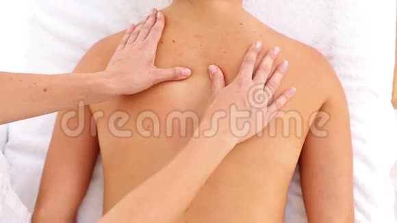有魅力的女性在水疗中心接受背部按摩视频的预览图