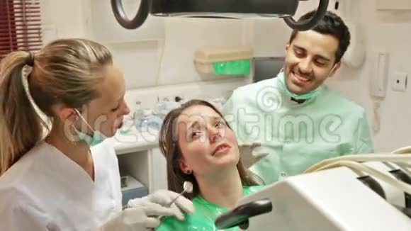 牙医助手和害怕的病人视频的预览图