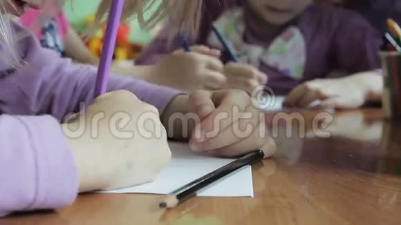 孩子们在幼儿园用纸画画视频的预览图