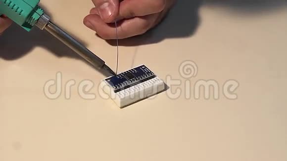 微控制器焊接工艺视频的预览图