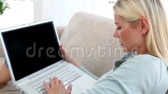 金发女人用笔记本电脑视频的预览图
