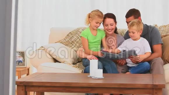 可爱的家人读一本书视频的预览图