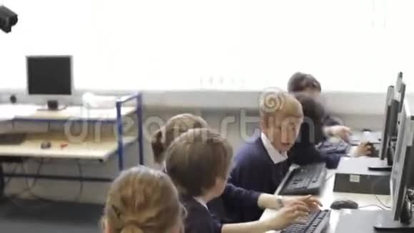 计算机班的儿童组视频的预览图