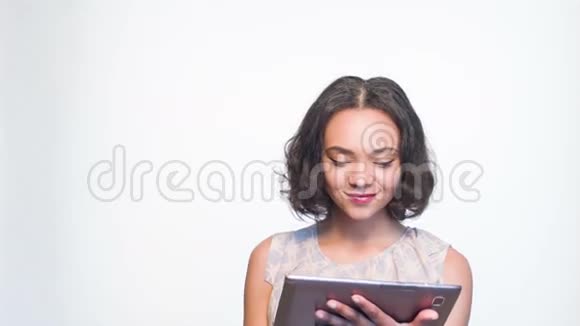 微笑的女孩站在平板电脑上视频的预览图
