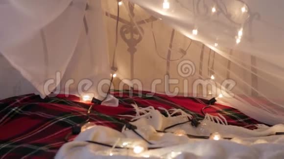 家背景上的圣诞花环圣诞装饰视频的预览图
