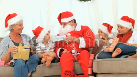 圣诞老人和一个幸福的家庭视频的预览图