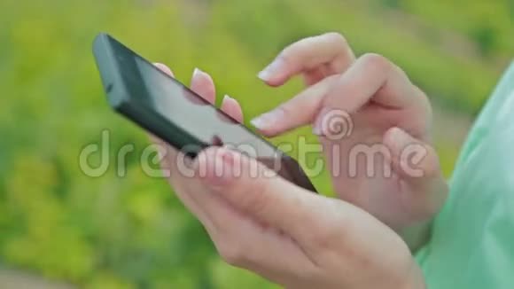 关闭一个使用手机智能手机的女人视频的预览图