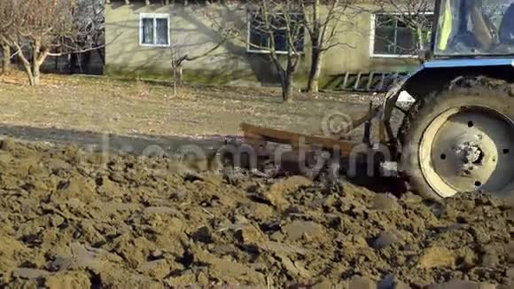 拖拉机在花园里耕土视频的预览图
