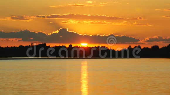 夕阳西下伴着太阳和橙云视频的预览图
