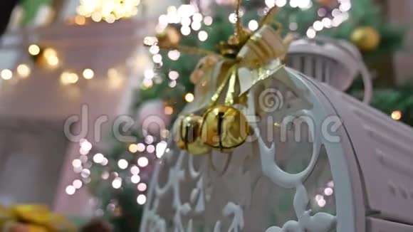 圣诞礼物室内树和新年玩具闪烁灯和壁炉视频的预览图