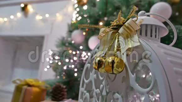 圣诞房礼品室内圣诞树和新年玩具闪烁的灯光和壁炉视频的预览图