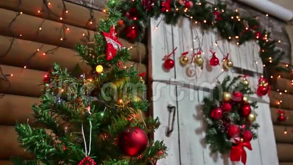 圣诞礼物室内圣诞树新年房和玩具闪烁灯和壁炉视频的预览图