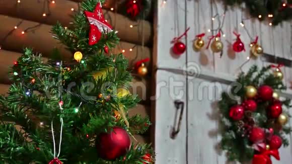 圣诞礼物室内树木室新年和玩具闪烁灯和壁炉视频的预览图