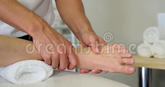 物理治疗师为女性病人提供足部按摩视频的预览图