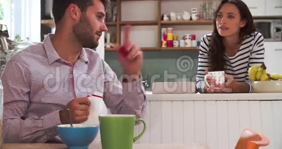 年轻夫妇一起吃早餐视频的预览图