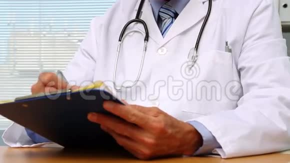 医生在剪贴板上写字视频的预览图