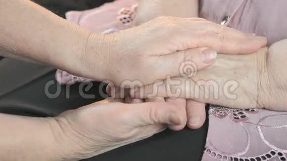 女人握着一双松松垮垮的老女人的手视频的预览图
