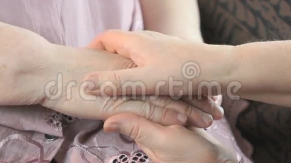 女人手里握着一双松松垮垮的双手视频的预览图
