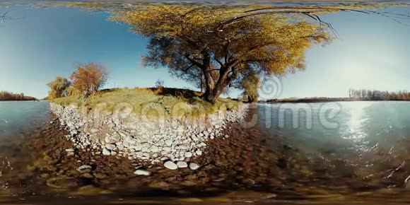 360一条河在这片美丽的山林中流过岩石视频的预览图