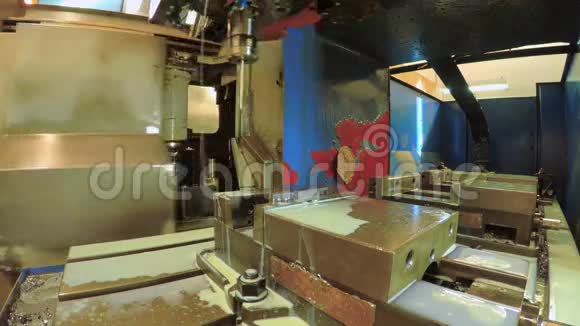 数控铣床加工精密金属零件视频的预览图