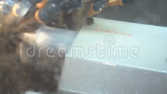 数控铣床加工精密金属零件视频的预览图