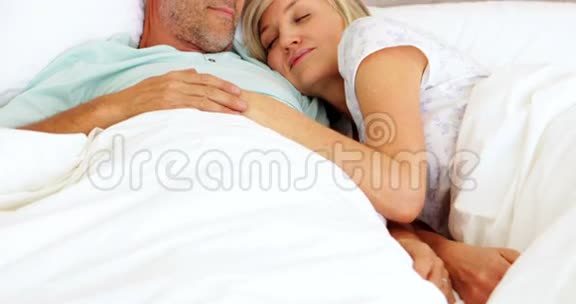 一对躺在床上拥抱的情侣视频的预览图
