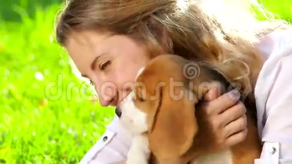 快乐的女人和一只狗猎犬在大自然中玩耍视频的预览图