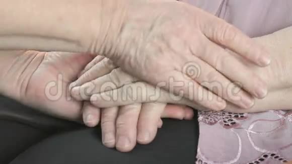 女人手里握着一双松松垮垮的双手视频的预览图