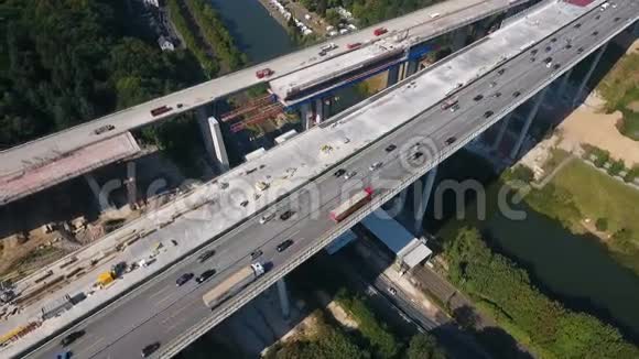 大型桥梁施工现场鸟瞰图视频的预览图
