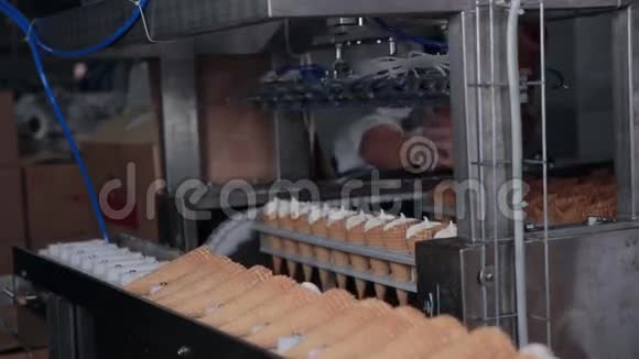冰淇淋生产的自动生产线传送器视频的预览图