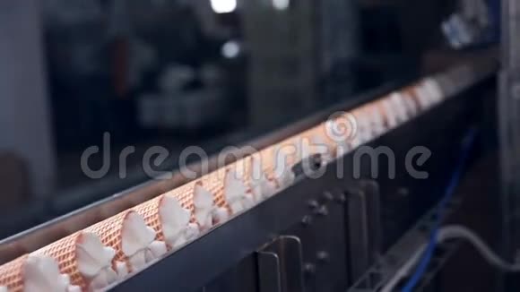 冰淇淋生产的自动生产线传送器视频的预览图