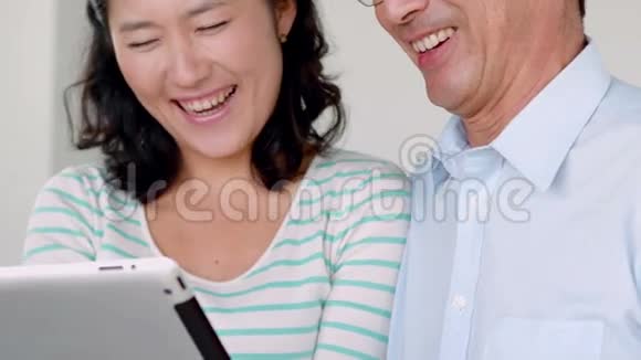 微笑夫妇使用数字平板电脑视频的预览图