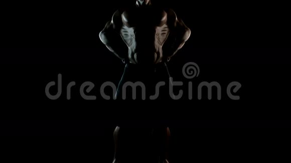 强壮的黑色健美运动员阿尔法垫子视频的预览图